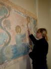 Dagmara Kończalska przy konserwacji malowidła